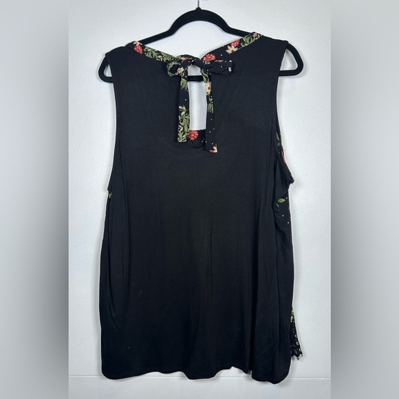 Janet Chung Black Floral Sleeveless Top with in the Back. Size 2X - Picture 2 of 8